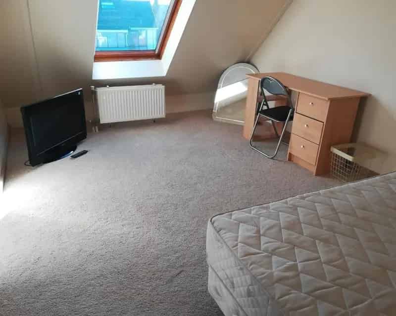 Rustige Oost-gerichte Slaapkamer 2e Verdieping