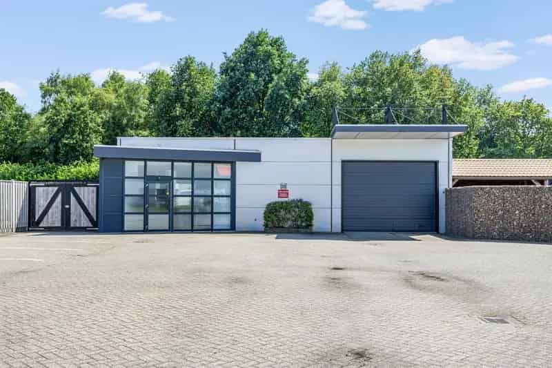 Bedrijfshal met Woning te Klazienaveen