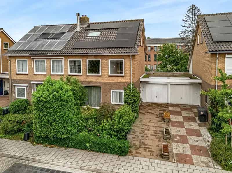 Ruime 5 Slaapkamer Tweekapper Aan Het Water Zoeterwoude