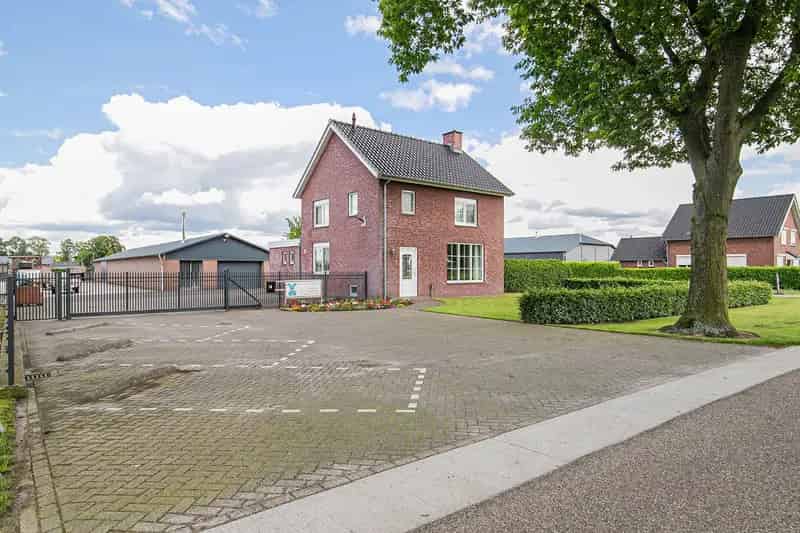 Bedrijfshal met woning te Someren - 9980m2 perceel