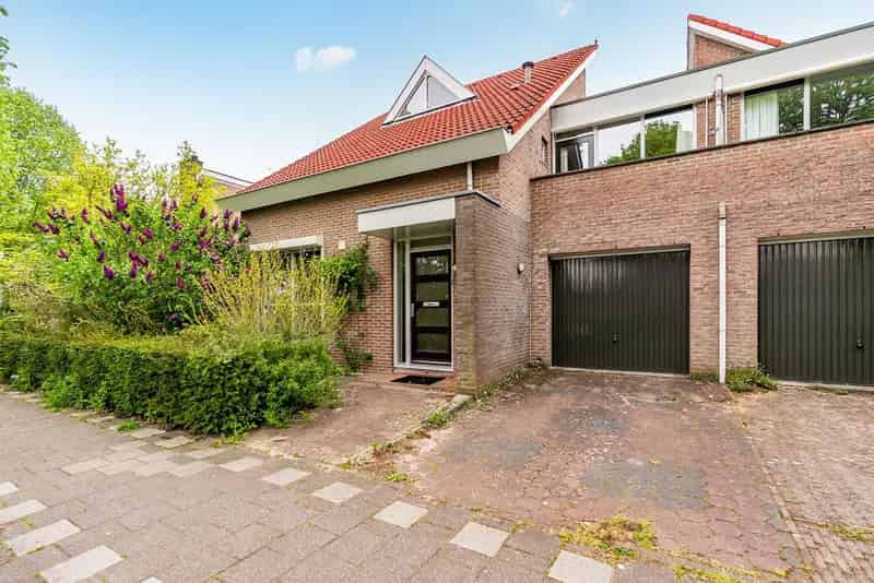 Royale geschakelde woning met 4 slaapkamers en grote garage