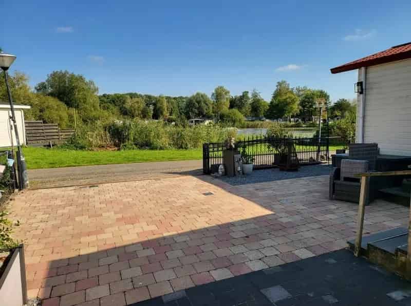 Chalet nabij vijver met serre, zonnepanelen en airco