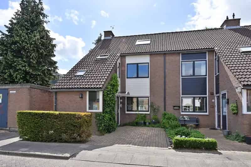 Ruime Hoekwoning 4 Slaapkamers Nabij Gooimeer