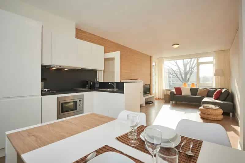 Amsterdam Buitenveldert: Instapklaar 3-kamer appartement met balkon