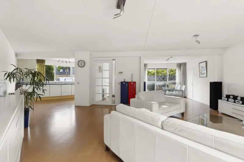 Almere: Ruime woning met bedrijfsruimte - ideale combinatie wonen en werken