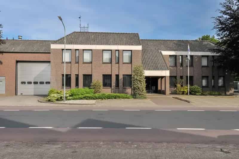 Bedrijfshal Lottum te huur 4900m2 5 hallen bovenloopkranen