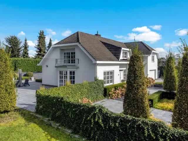 Luxe Villa te koop Munstergeleen Ruim Perceel Infinity Pool