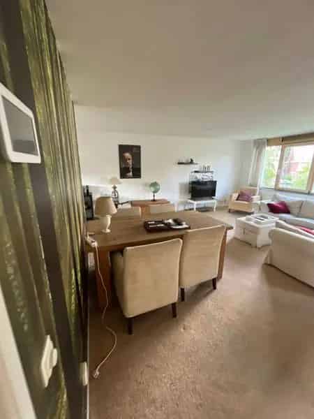 Gemeubileerd Appartement 2 Slaapkamers Nabij Winkels en Snelweg