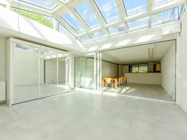 Patiowoning Dedemsvaartweg: Ruime woning met dakterras en eigen parkeerplaats
