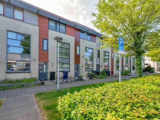 Moderne Eengezinswoning te huur Almere 4 slaapkamers 2 badkamers