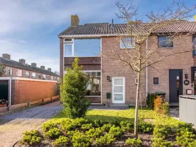 Hoekwoning Bergen 4 slaapkamers garage en oprit