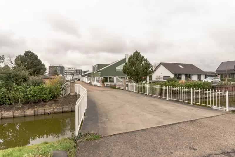 Huis te koop Aalsmeer: Grote woning met kantoor