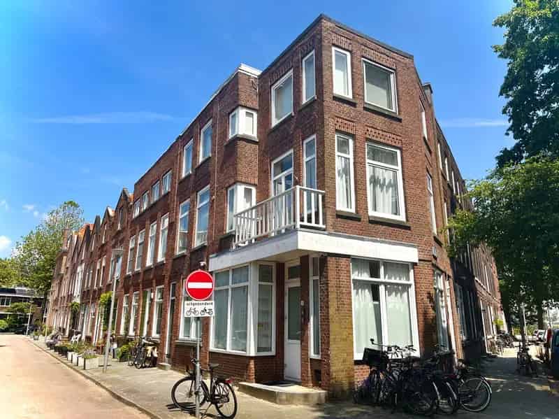 Dubbele Bovenwoning Overschie 2 slaapkamers Dakterras 40m2