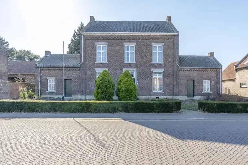 Markant woonhuis Roosteren 395m² renovatieproject