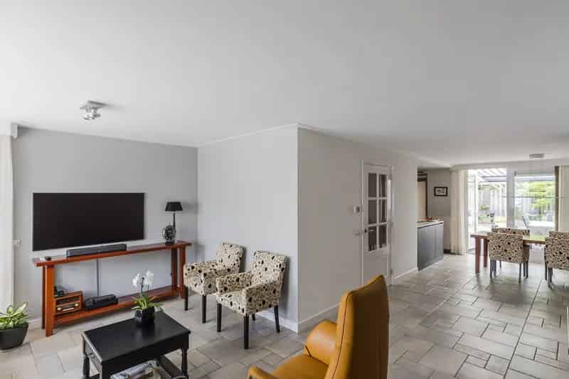 Huis te koop Waalwijk: Ruime gezinswoning met 4 slaapkamers en serre