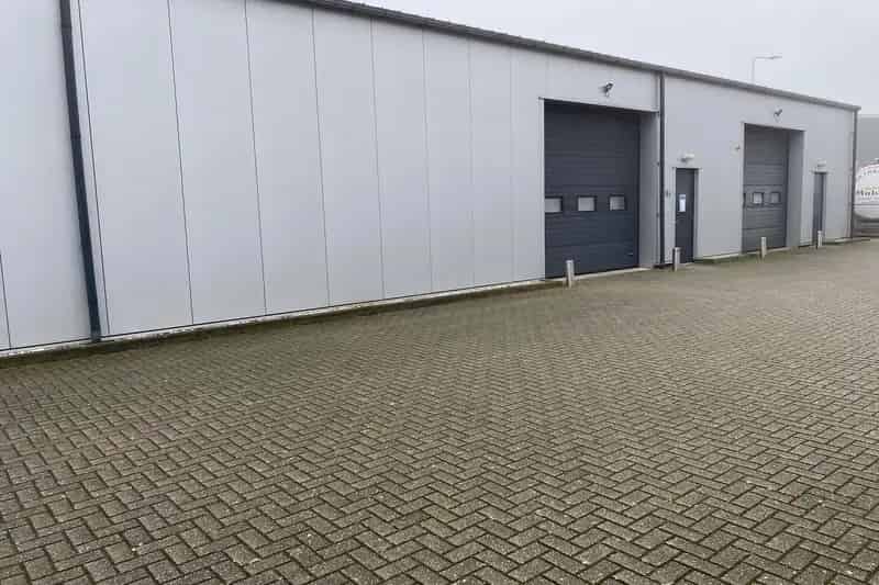 Bedrijfshal te huur Staphorst - Ruime hal met verdieping