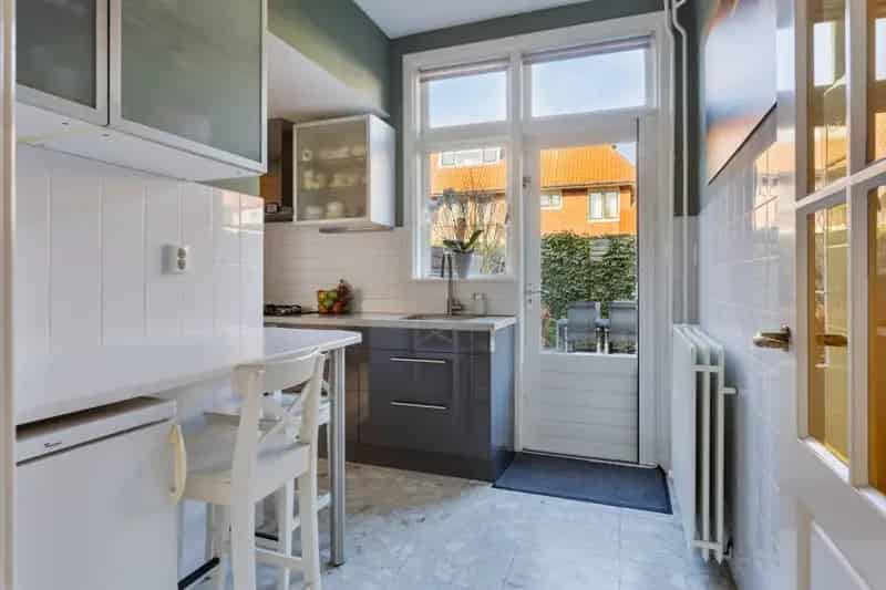 Jaren 30 woning Wassenaar: Ruime garage, zonnige tuin