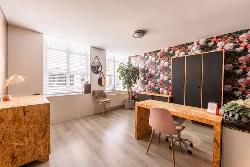 Ruime woning Makkum: Winkel/praktijk, jacuzzi, dakterras en zolder