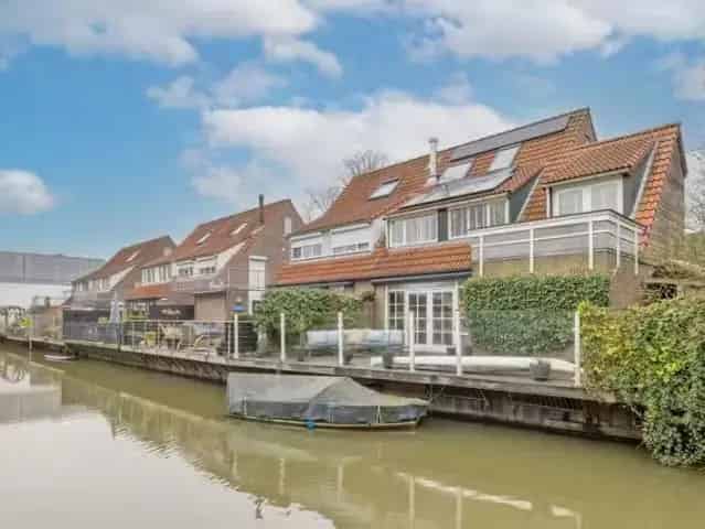 Half Vrijstaande woning te 's Graveland aan het water
