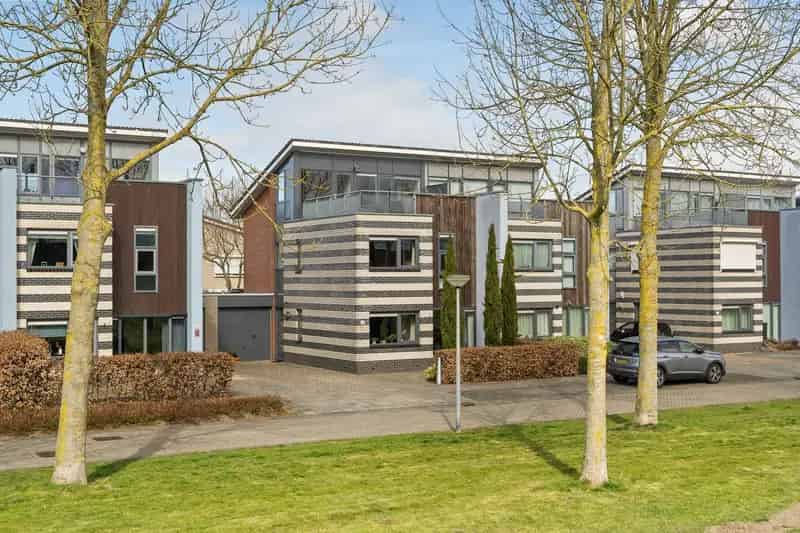 Te Koop: Ruime 4 Slaapkamers 2 Onder 1 Kapwoning Almere Tussen de Vaarten