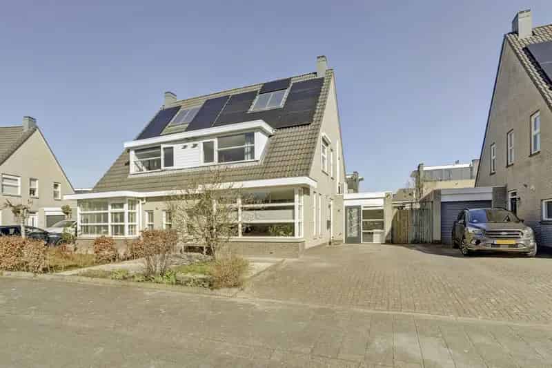 Ruime 2-onder-1-kapwoning met 4 slaapkamers in Erflanden