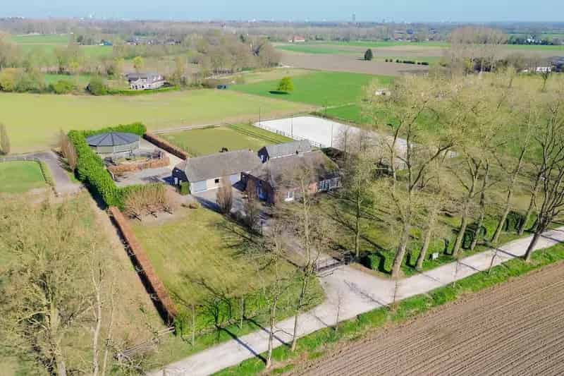 Woonboerderij met Paardenstallen te Koop