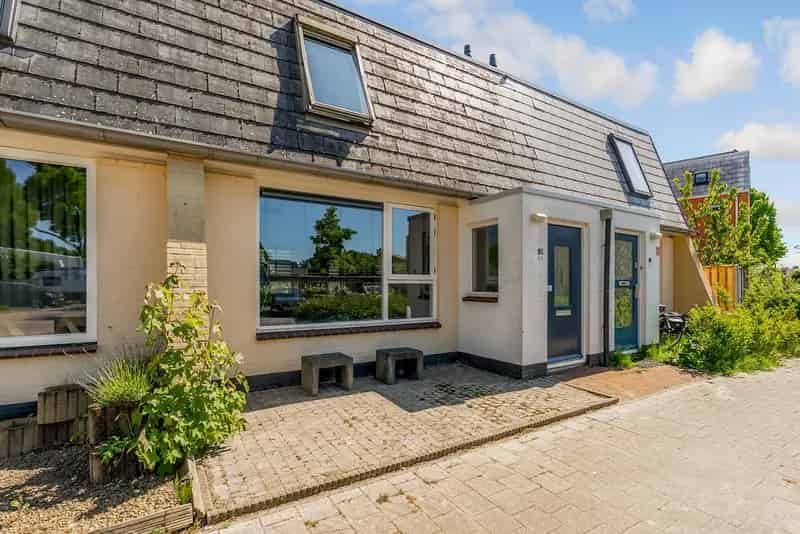 Tussenwoning Lelystad 2 slaapkamers moderne keuken tuin zonnepanelen