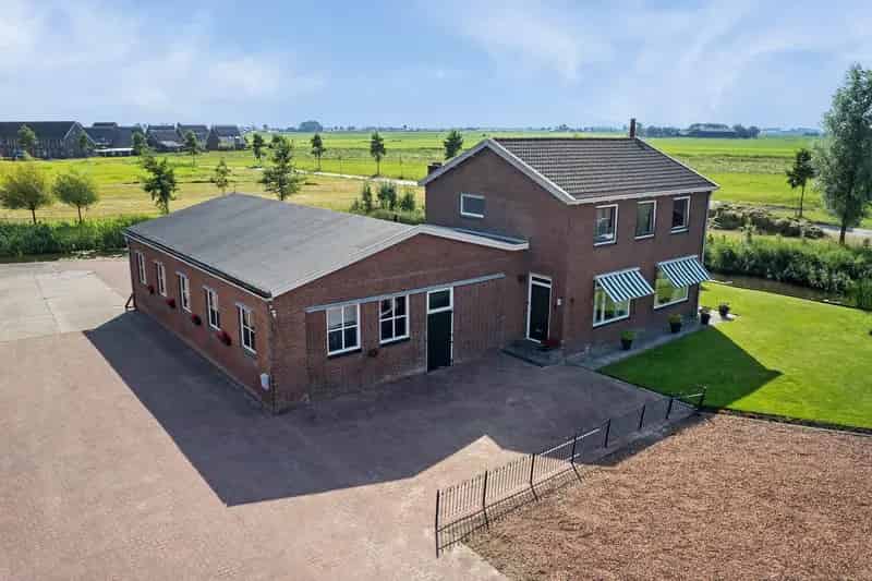 Bedrijfshal Wirdum te koop: 308m² bedrijfsruimte, 2 woonhuizen