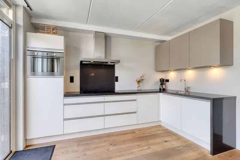 Huis te koop Tilburg Markelostraat: Ruime hoekwoning met 3 slaapkamers en carport