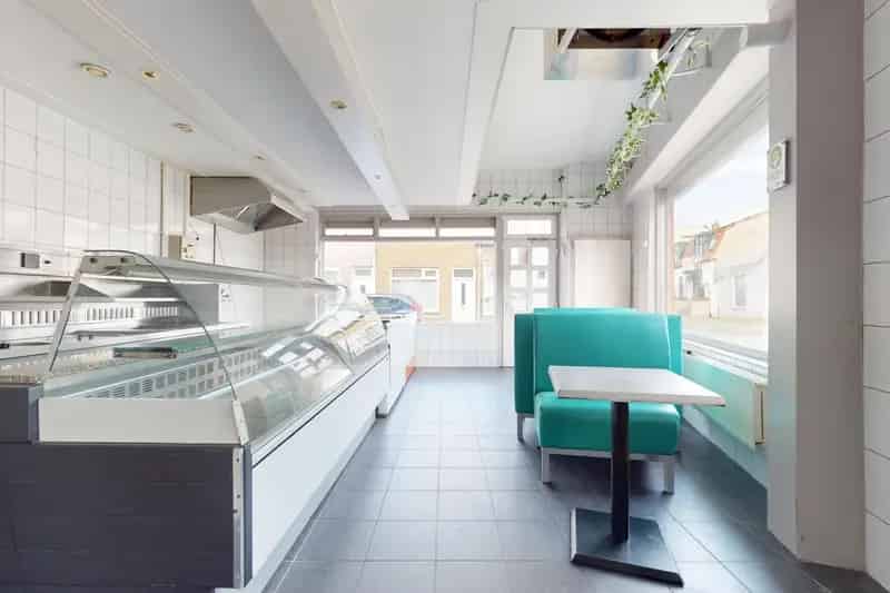 Horecaruimte te koop Den Helder: Cafetaria met 7 slaapkamers
