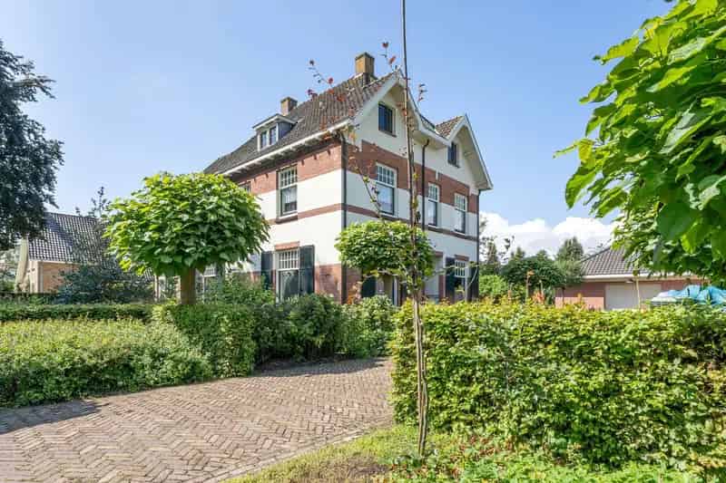 Vrijstaande Villa Bemmel: Gemeentelijk Monument met Multifunctionele Garage