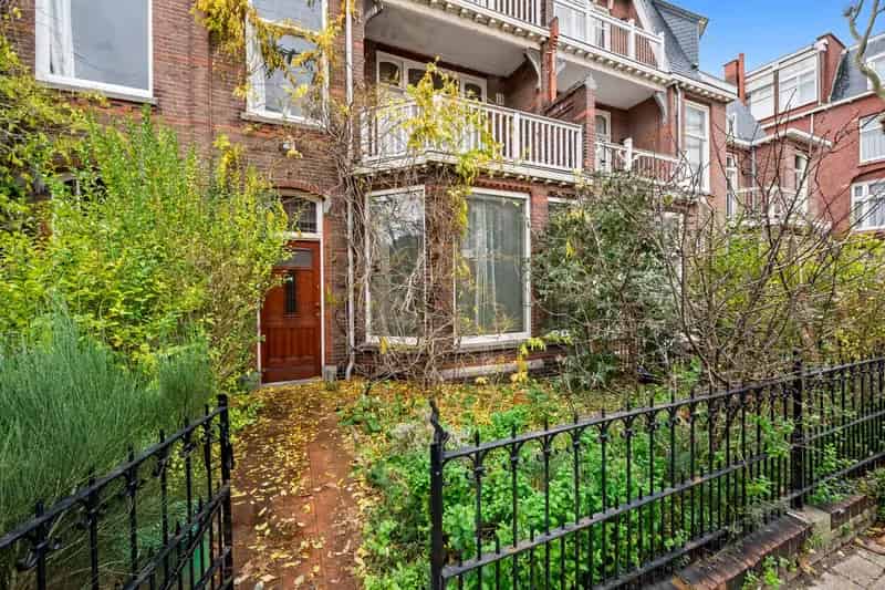 Huis te koop Den Haag: Ruim 3-laags herenhuis met authentieke details