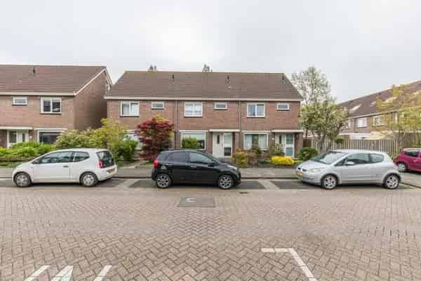 Ruime Tussenwoning te Huur in Brielle met Garage