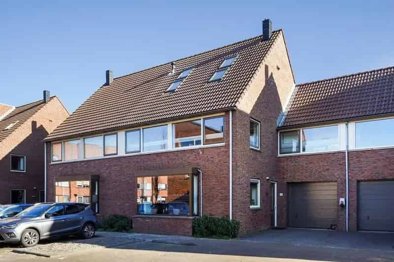 5-kamer Eengezinswoning Den Hoorn Royale Tuin Garage Zonnepanelen