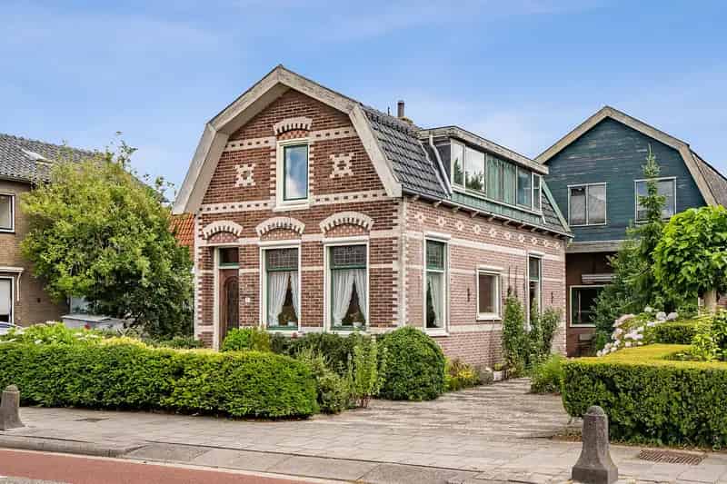 Huis te koop Landsmeer Ruime woning met grote loods