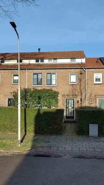 Ruime Tussenwoning Hoogeveen Vier Slaapkamers Diepe Tuin