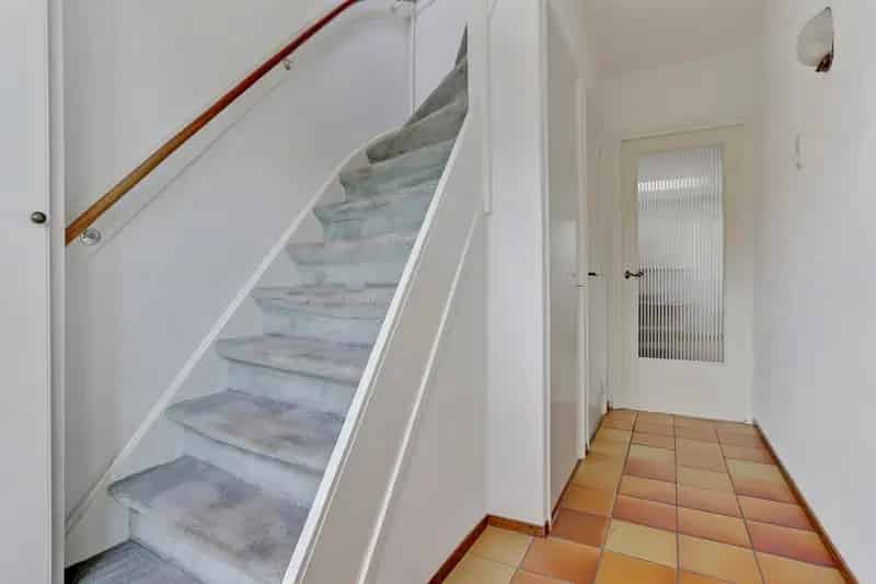 Te Koop: Ruime Twee Onder Een Kapwoning in Schore