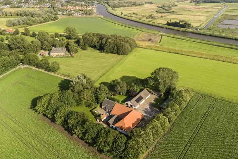 Karakteristieke Woonboerderij met Zonnepanelen en Bijgebouwen