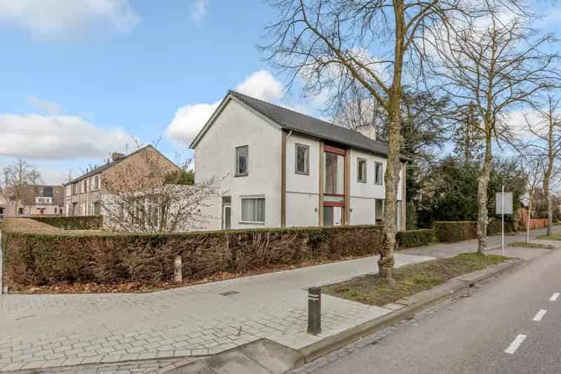Huis te koop Ambrosiusweg Waalwijk: Royale woning met 8 slaapkamers