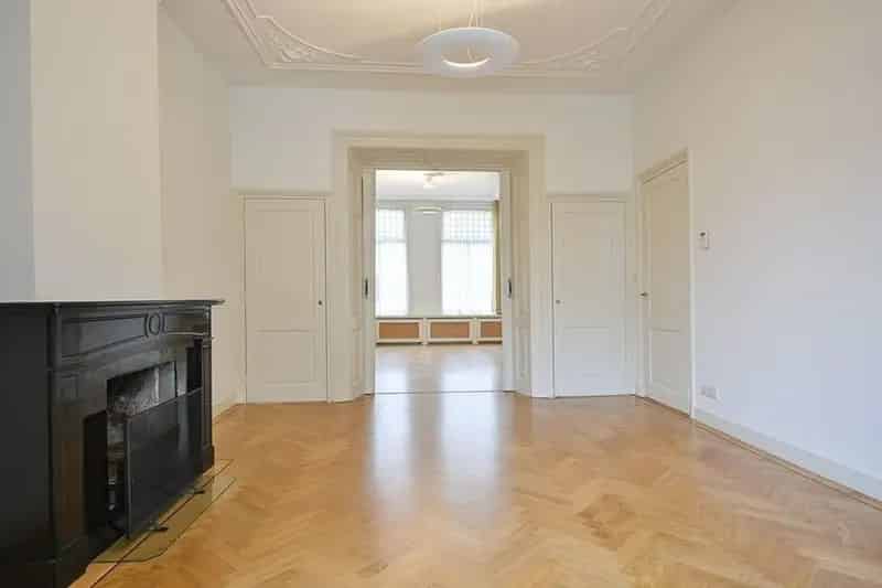 Appartement in levendige buurt met balkon en authentieke details