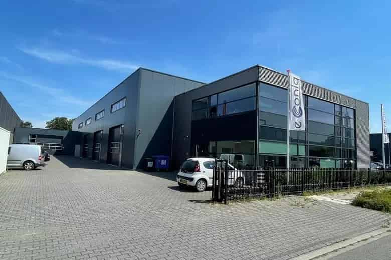325 m2 Bedrijfsruimte te Huur Mill