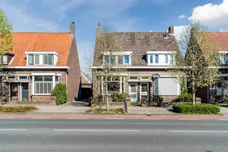 Te Koop: Charmante Jaren 30 Tweekapper met 4 Slaapkamers en 2 Badkamers