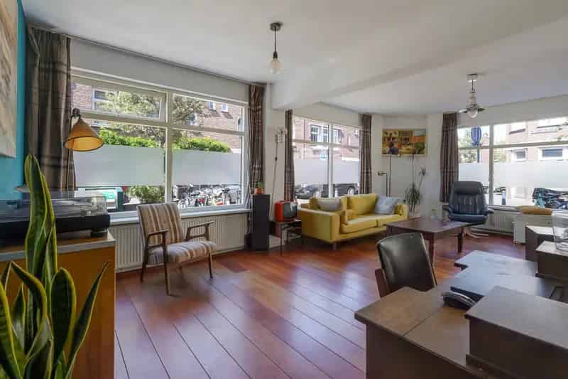 Ruim Parterre Appartement met Garage en Binnenplaats te Koop