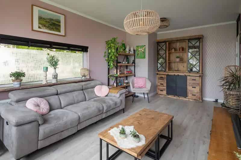 COMPLEET VERBOUWD 3-kamer hoekappartement met balkon en garage