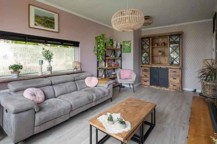 COMPLEET VERBOUWD 3-kamer hoekappartement met balkon en garage