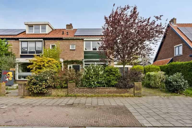 50er Jaren Hoekwoning Rustige Straat Uitbouw Dakkapel Zonnepanelen