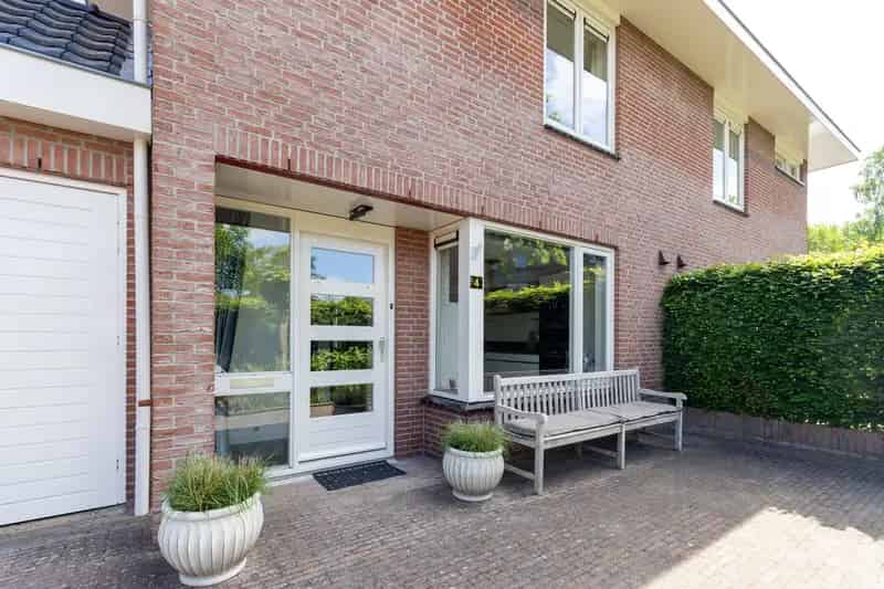 Te Koop: Ruime 5 Slaapkamer Villa in Naarden