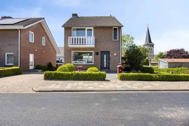 Vrijstaande woning Gronsveld met garage en kelderappartement