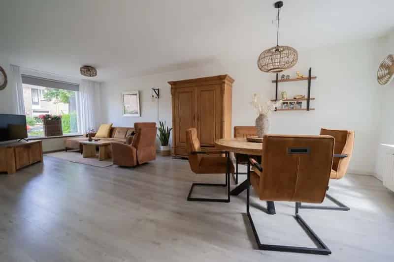 Familiehuis te koop Heemskerk: Ruime woning met tuin