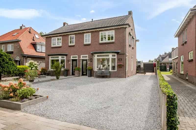 Jaren 30 woning te koop: Ruime tuin, garage en jacuzzi